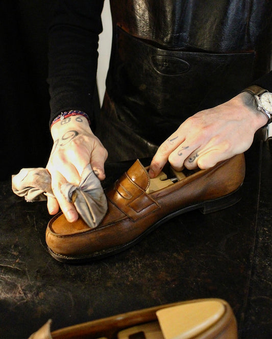 La quête de l'élégance : Chaussures en cuir à patine bordeaux