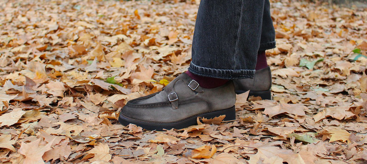 Soulier double boucle Montesquieu en veau velours, vue de profil